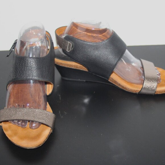 Sofft Shoes - NICE LADIES SOFFT LOW WEDGE SANDALS - BLK/BRONZE LEATHER - 10 WIDE